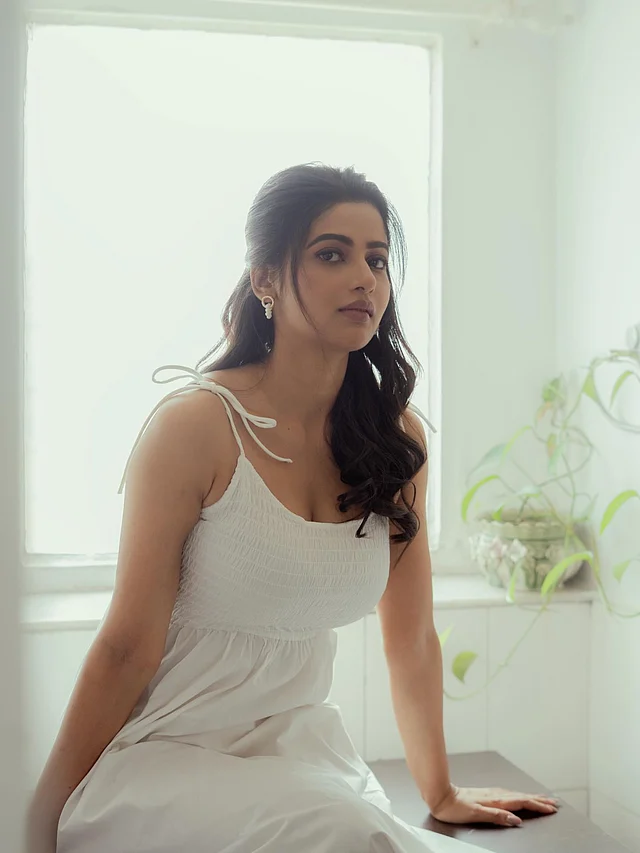 এই ধরনের ড্রেসকে সাধারণত “স্মোকড বডি মেক্সি ড্রেস” বা “টাই-স্ট্র্যাপ মিডি ড্রেস” বলে