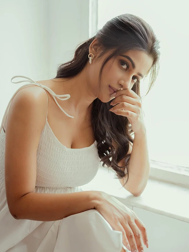 লুক সম্পূর্ণ করতে ছোট, এলিগ্যান্ট পার্ল ড্রপ ইয়াররিং বেছে নিয়েছেন সুন্দরী 