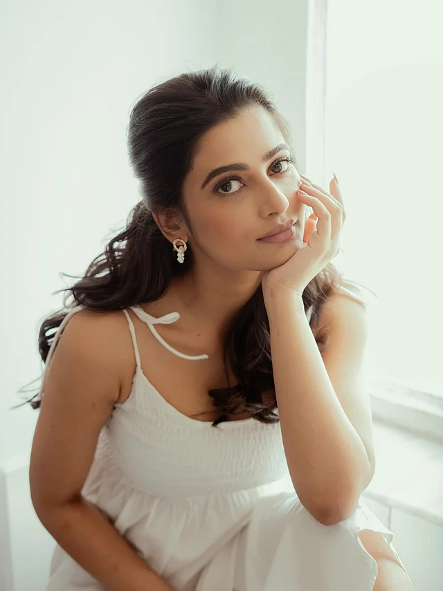 “লেস ইজ মোর ” বা 'কমই বেশি   স্টাইলের একটি পারফেক্ট উদাহরণ এই লুক  