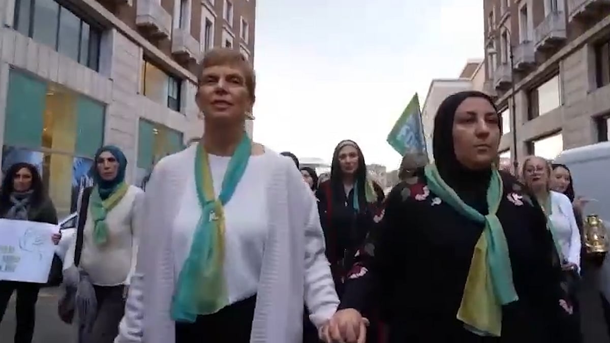 হাত ধরে খালি পায়ে হেঁটে ইসরায়েলি-ফিলিস্তিনি মায়েদের শান্তির ডাক