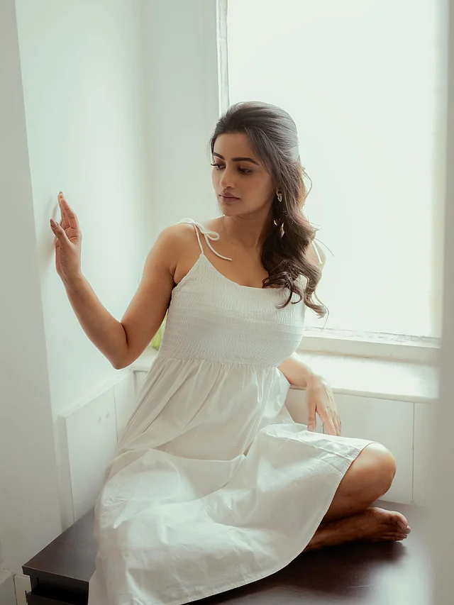 সাদা, স্লিভলেস মিডি ড্রেস পরে শুভ্র আবেদন কাড়ছেন সুন্দরী