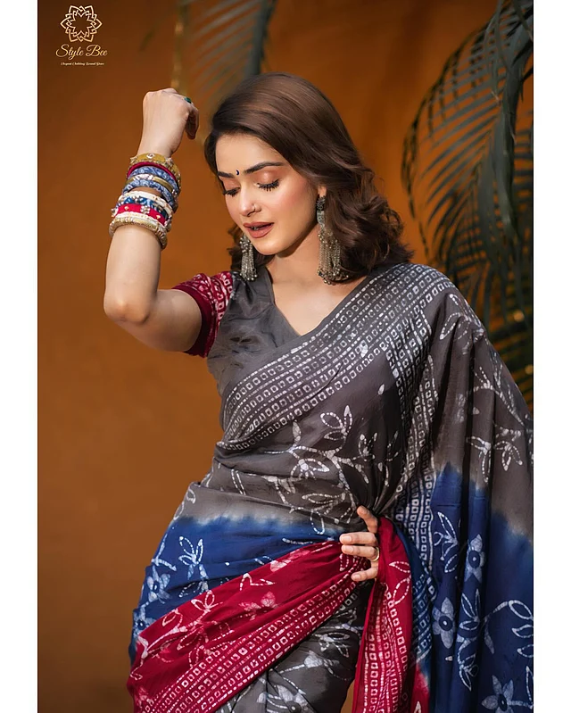 হাতে মিক্স অ্যান্ড ম্যাচ চুড়ি আর সফট গ্ল্যাম মেকওভারে নজর কাড়ছেন তিশা 