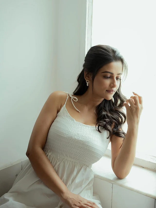 সামার ফ্রেন্ডলি লুক হিসেবে একদম পারফেক্ট উষসীর পোশাক ও সাজ