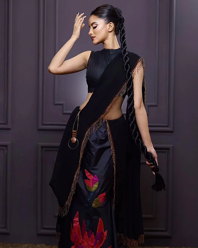 ডিজাইনার শাড়ি, ব্লাউজের সঙ্গে বেদেনীর চরিত্রের সঙ্গে মিল রেখে সর্পিল বেনী