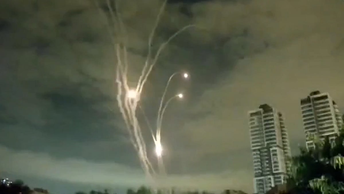 হাতকড়া পরা অবস্থায় পালান আসামি, সকালে গ্রেপ্তার