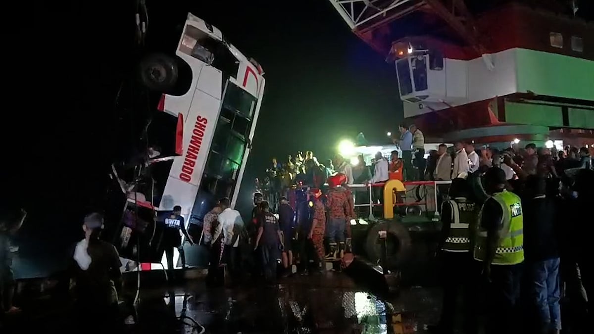 পদ্মায় বাসডুবি: অন্তত ২৪ মরদেহ উদ্ধার, ৫ সদস্যের তদন্ত কমিটি গঠন