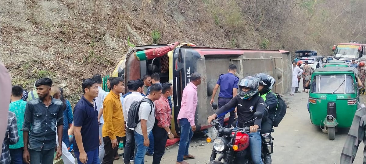 রাঙামাটিতে নিয়ন্ত্রণ হারিয়ে উল্টে গেল যাত্রীবাহী বাস, শিশুসহ আহত ১৯