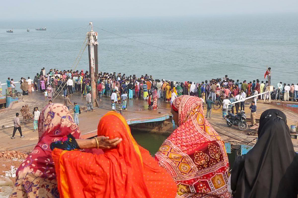 দুর্ঘটনাস্থলে স্বজনসহ উৎসুক মানুষ 