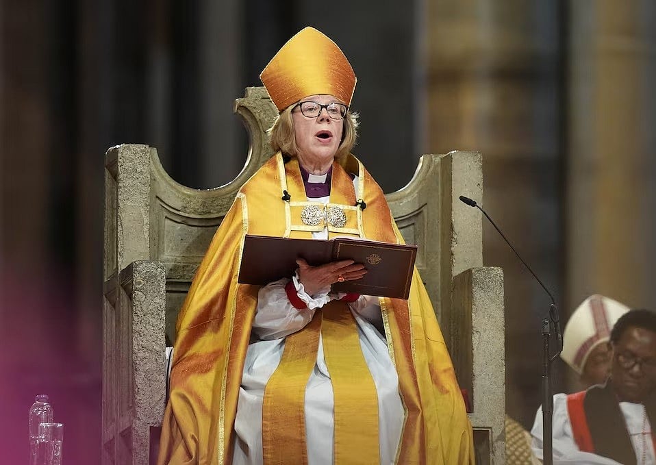 চার্চ অব ইংল্যান্ডের ইতিহাসে প্রথম নারী আর্চবিশপ হিসেবে অভিষিক্ত সারা মুলালি