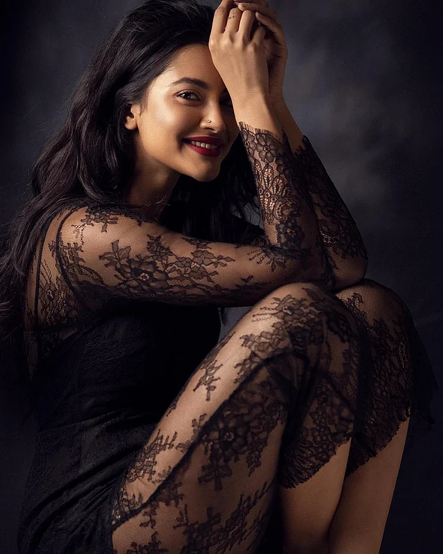 কালো লেস ড্রেসে তুষি