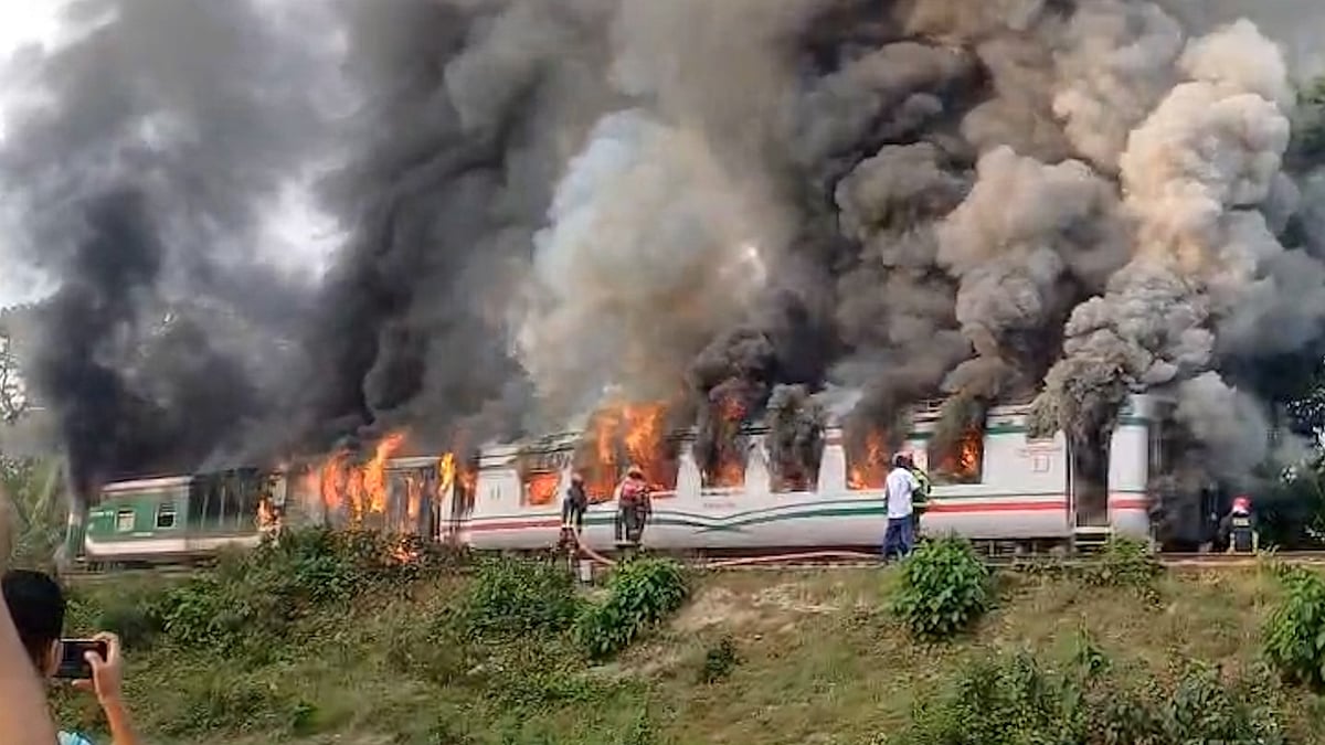 সীতাকুণ্ডে চলন্ত ঢাকামুখী চট্টলা এক্সপ্রেস ট্রেনে আগুন