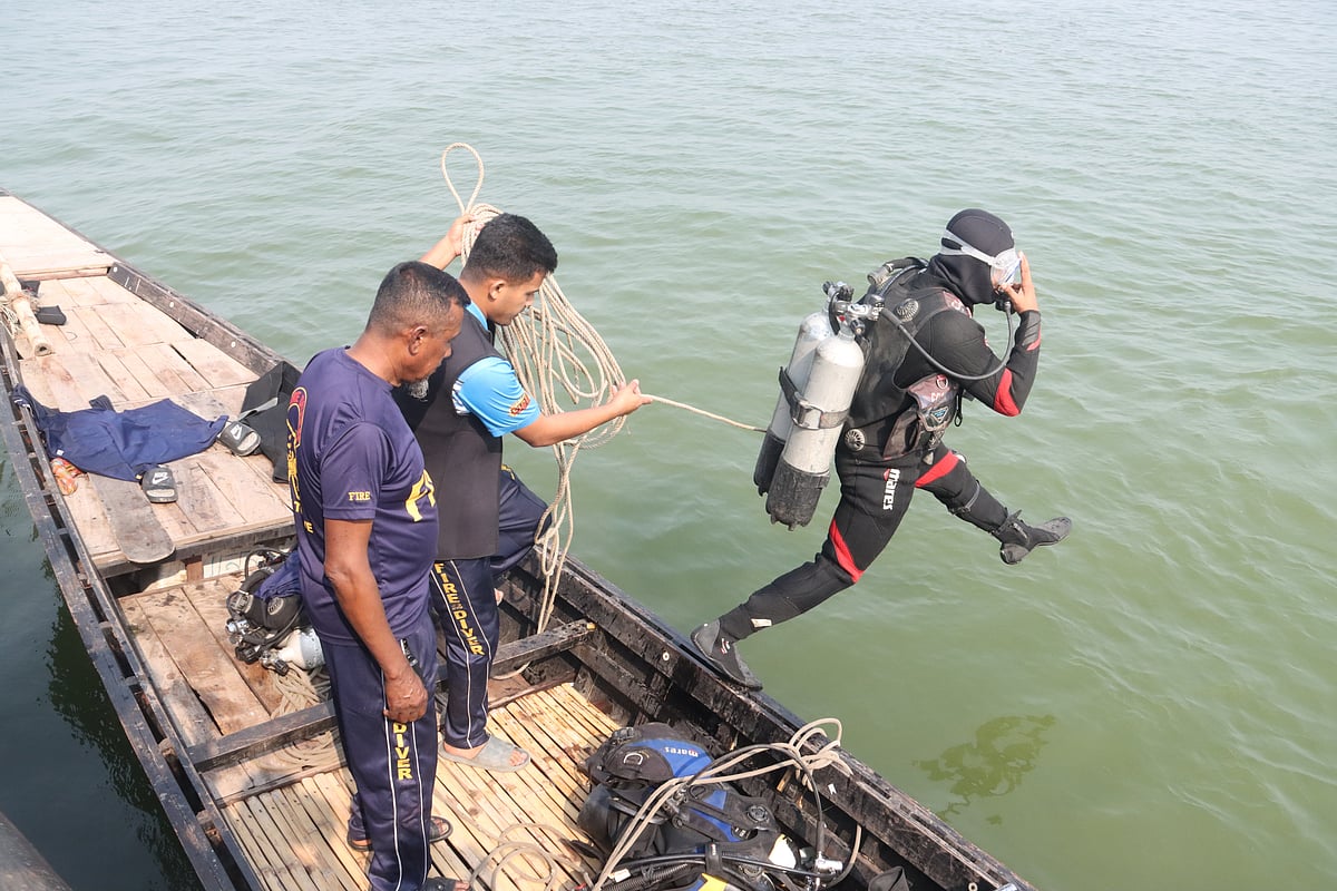 পদ্মায় বাসডুবি: ২৪ জনের মরদেহ উদ্ধার, তদন্ত কমিটি গঠন