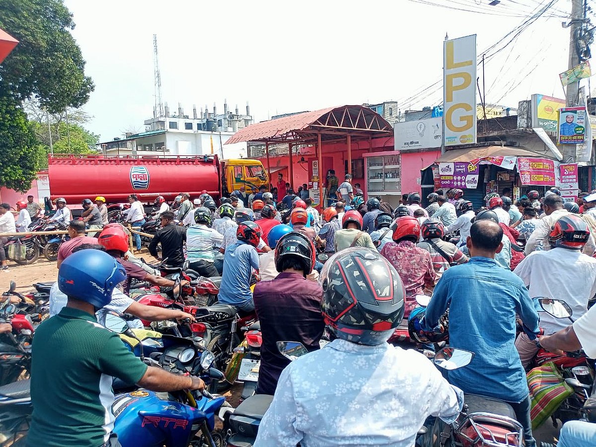 সাতক্ষীরায় মোটরসাইকেলের জ্বালানি নিতে লাগবে ‘ফুয়েল কার্ড’, পাম্পে দীর্ঘ সারি