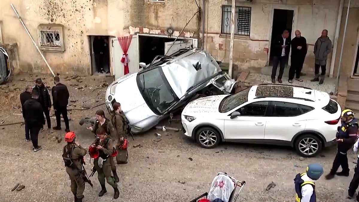 ইসরায়েলের গাড়ি উল্টে গেল ইরানের ক্ষেপণাস্ত্র হামলায়