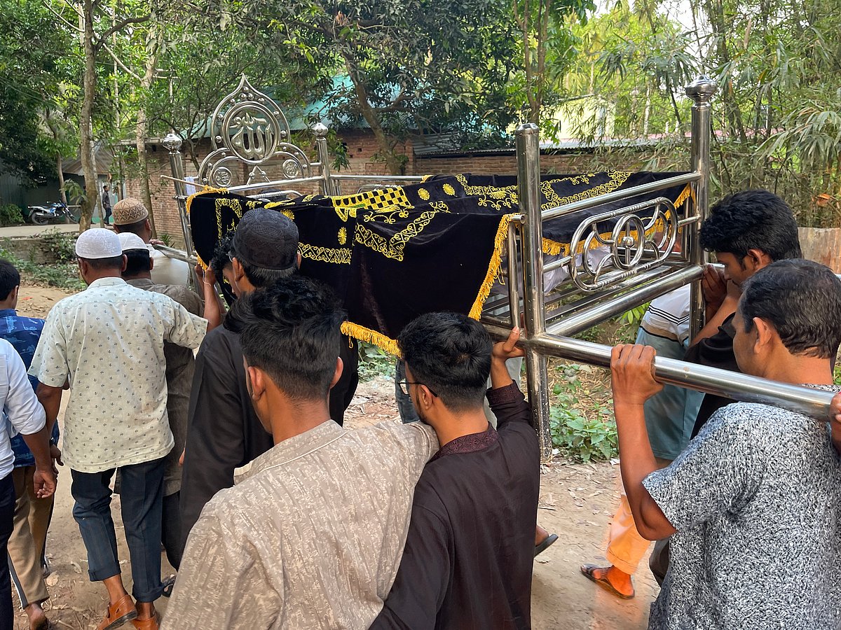 সকালে মায়ের লাশ দাফন, বিকেলে বাবার, সান্ত্বনায় থামছে না দুই ছেলের কান্না