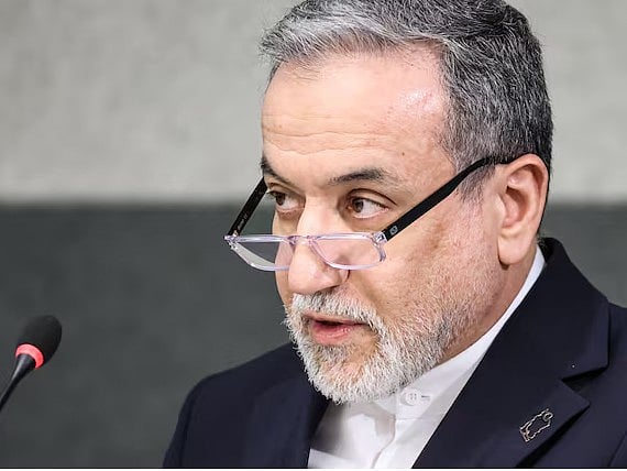 ইরানের পররাষ্ট্রমন্ত্রী আব্বাস আরাগচি। সুইজারল্যান্ডের জেনেভায় যুক্তরাষ্ট্র-ইরানের আলোচনার ফাঁকে জাতিসংঘে নিরস্ত্রীকরণ সম্মেলনের একটি বিশেষ অধিবেশনে ভাষণ দিচ্ছেন, ১৭ ফেব্রুয়ারি ২০২৬ সাল