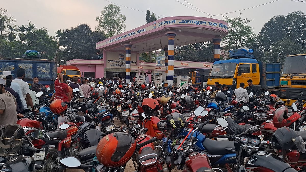 ‘২৪ ঘণ্টা অপেক্ষা করে তেল পাইলাম...একটু হইলে তো মারাই গেছিলাম’