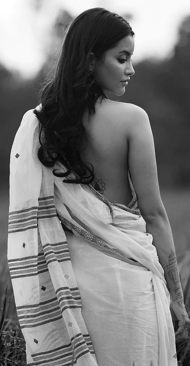 সাদামাটা তাঁতের শাড়িতে সাদাকালো চার্ম ছড়াচ্ছেন তুষি