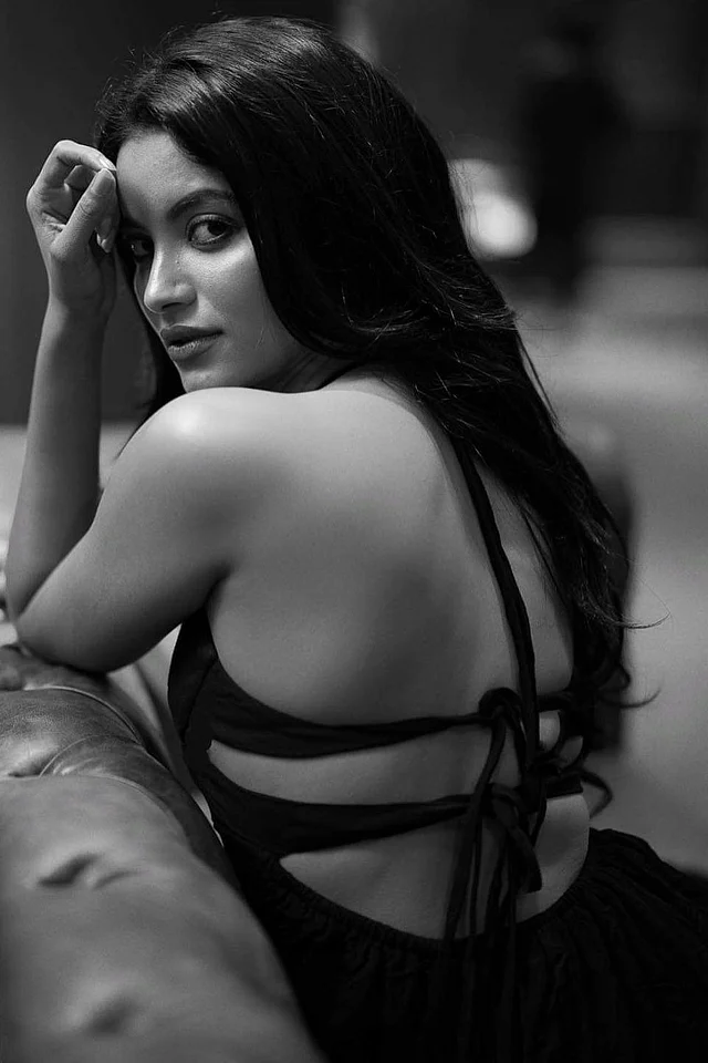 আবার ব্ল্যাক অ্যান্ড হোউয়াইট চার্মে তুষি। তবে এখানে পরেছেন স্ট্রিং ডিটেইলসের ব্যাকলেস কালো ড্রেস