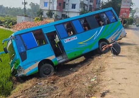 চলন্ত অবস্থায় চাকা বিস্ফোরণ, ধানখেতে 
পড়ল কক্সবাজারমুখী যাত্রীবাহী বাস
