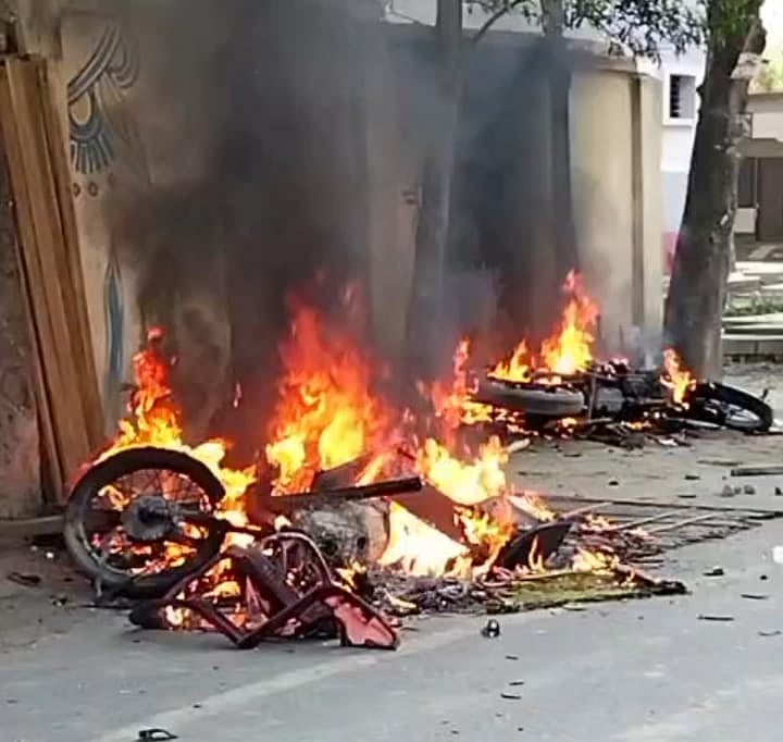 ব্রহ্মপুত্রের বালু তোলা নিয়ে বিরোধ, ছাত্রদল নেতার অনুসারীদের মোটরসাইকেল পুড়িয়ে দিলেন এলাকাবাসী