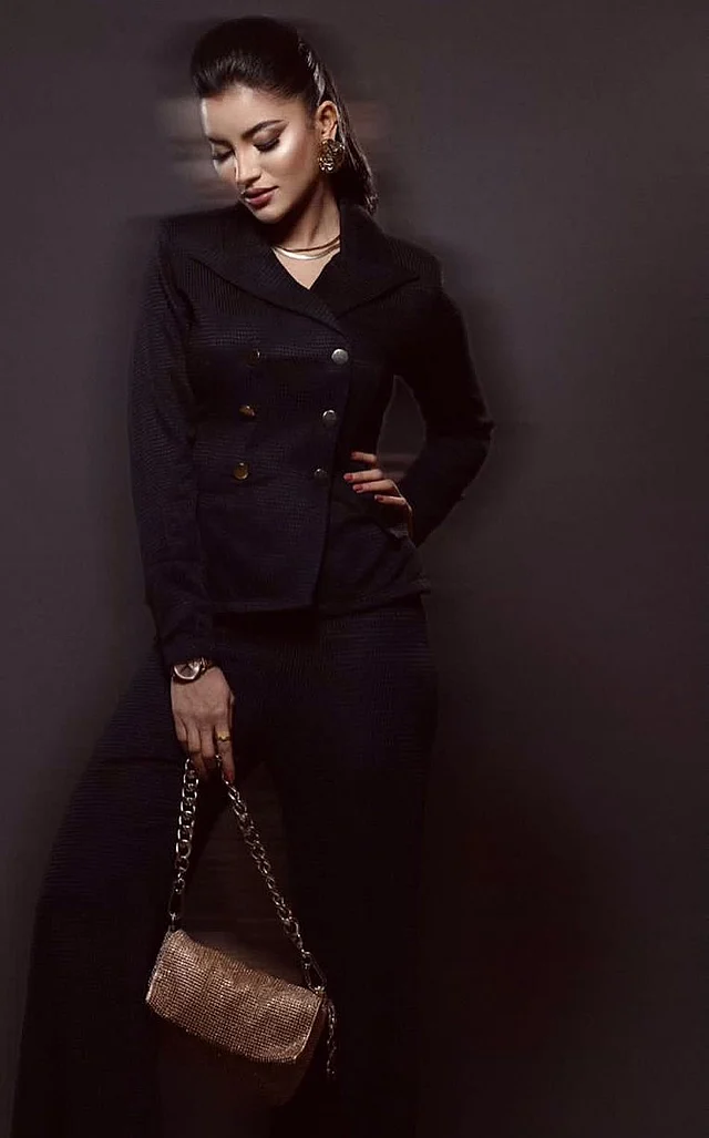 কালো বাটনড ব্লেজারে বসলেডি লুক