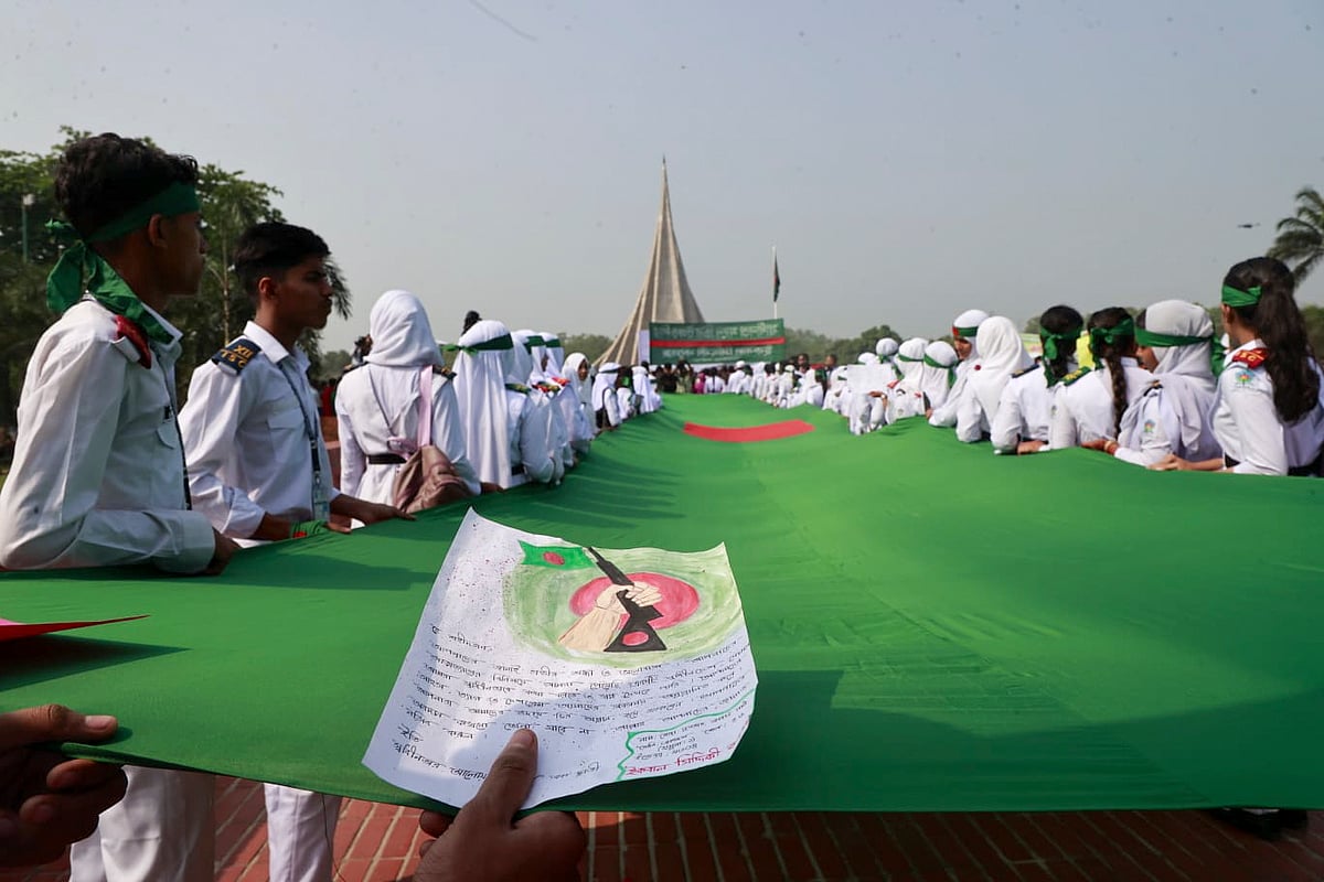 ছবির গল্প: স্মৃতিসৌধে বীর শহীদদের প্রতি শ্রদ্ধা–ভালোবাসা