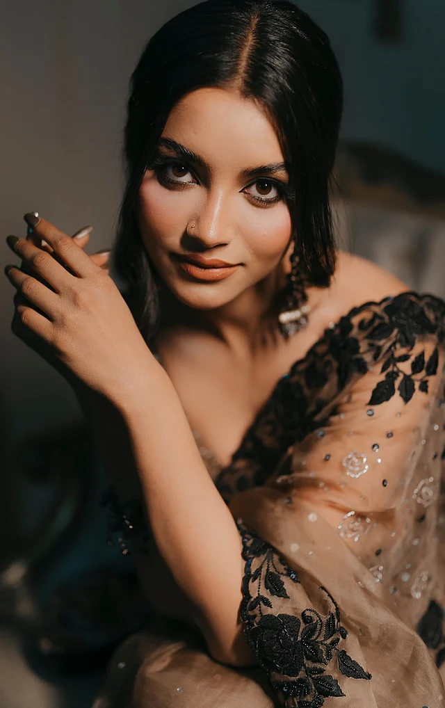 কালো ভেলভেট ওয়ার্ক করা শিয়ার ফেব্রিকের শাড়ির সঙ্গে ঘন কাজল আর ন্যুড কমলা লিপস। 