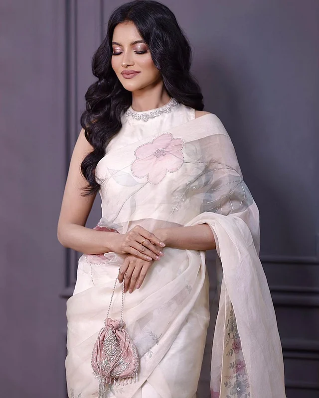 সফট কার্লস, হল্টারনেক ব্লাউজ, ফুলেল শুভ্র শাড়ি আর বটুয়া ব্যাগের লুক