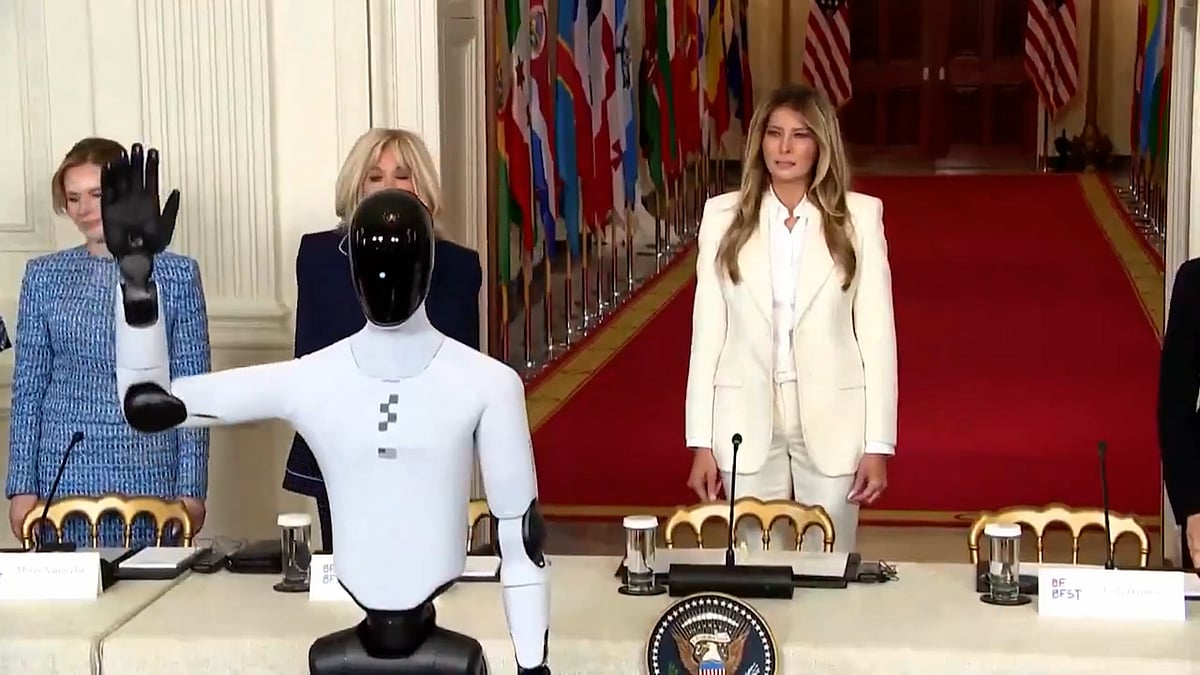 মেলানিয়া ট্রাম্পের পাশে পাশে হাঁটল রোবট ‘ফিগার–৩’