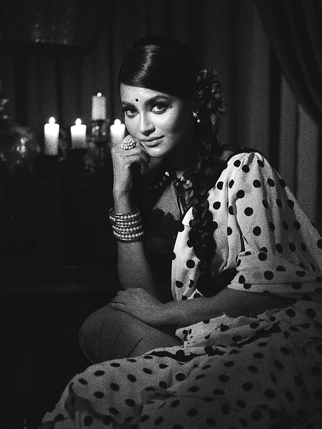 সাদাকালোতে তুষির পোলকা ডটের ভিনটেজ লুক 