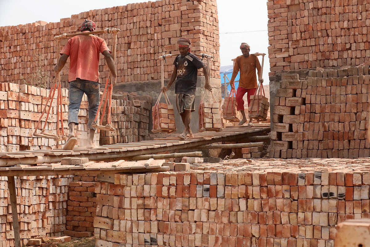 ইটভাটায় শ্রমিকের জীবন