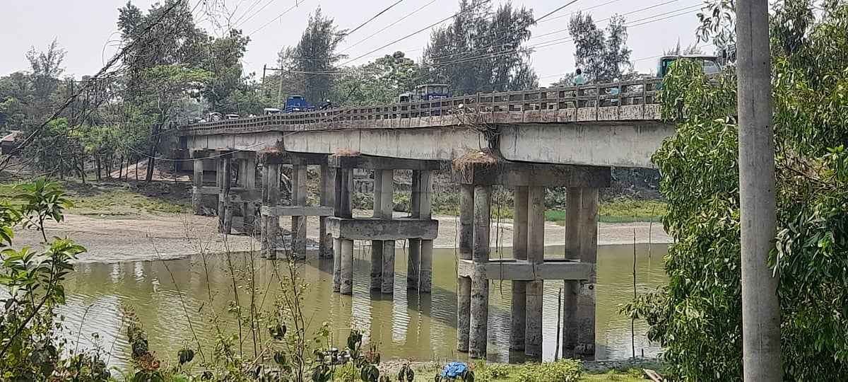 ‘ট্রাক নিয়ে উঠলেই সেতু কেঁপে ওঠে, খুব ভয় লাগে’