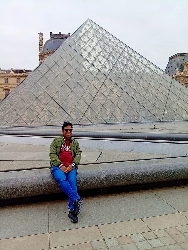 লুভরের সামনে লেখক