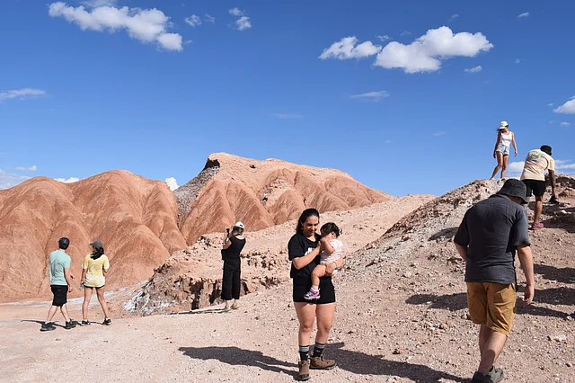 চিলির আতাকামার মরুভুমির ‘ভ্যালি ডি লা মুয়েরতে’—এ পর্যটকের দল