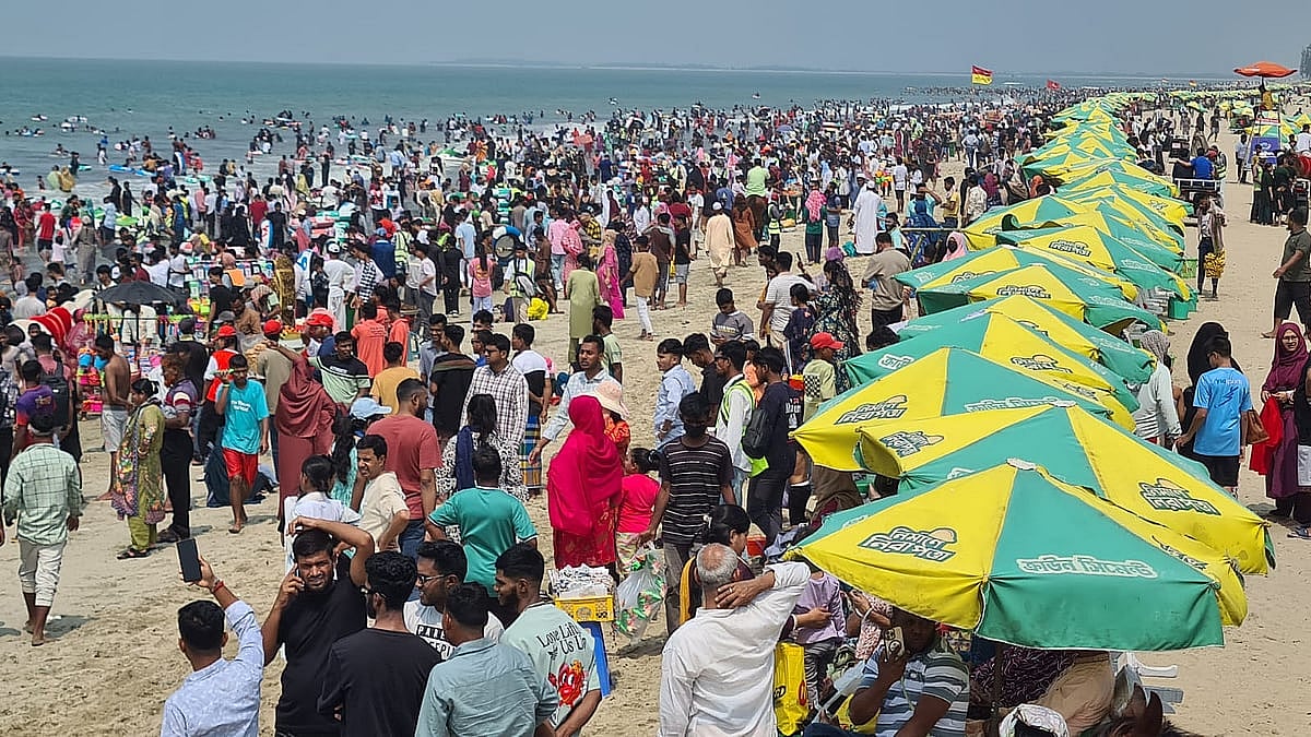 কক্সবাজারে উৎসবের ঢেউ, লাখো পর্যটকের ভিড়