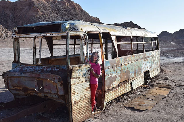 আতাকামা মরুভুমির ‘ভ্যালি ডি লা মুয়েরতে’ এ পরিত্যক্ত বাস 