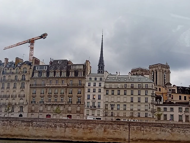 ইতিহাসের স্মৃতি বয়ে বেড়ানো স্থাপনা