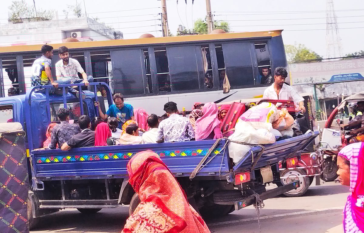 কর্মস্থলে ফিরতে ঝুঁকি নিয়ে ট্রাকে উঠছেন পোশাক কারখানার শ্রমিকেরা
