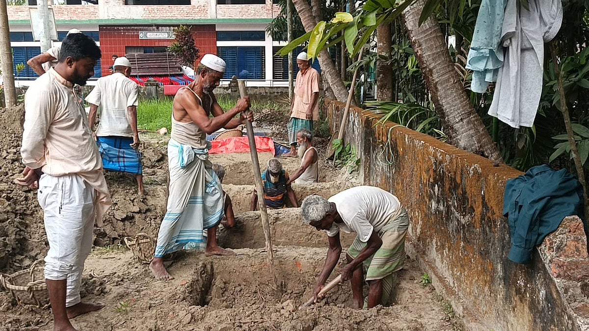 পাশাপাশি চার কবর, মা-বাবা, বোনের পাশে দাফন হলো ছোট্ট আশরাফের