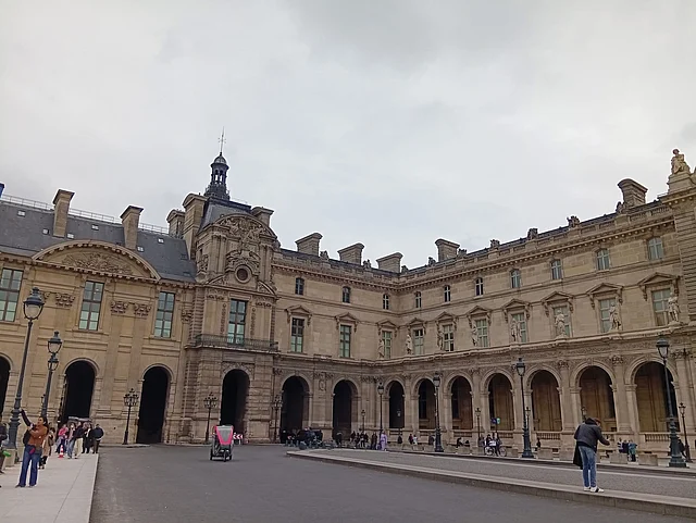 এসব স্থাপনা চোখ জুড়ায়