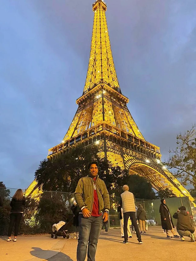 রাতে আইফেল টাওয়ারের সামনে লেখক
