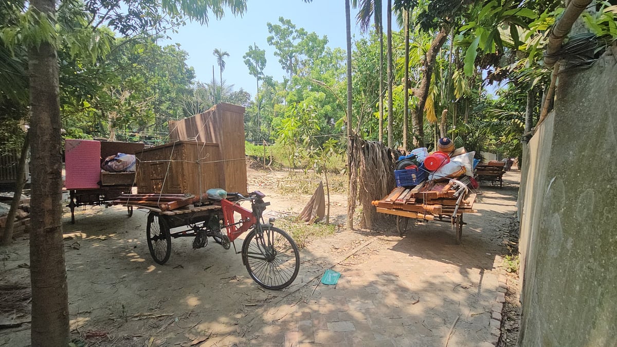 আবার হামলার শঙ্কায় মালপত্র নিয়ে এলাকা ছাড়ছেন অনেকে