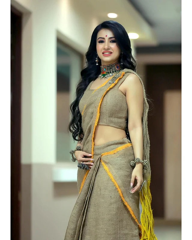 চটের শাড়িতে মনামী