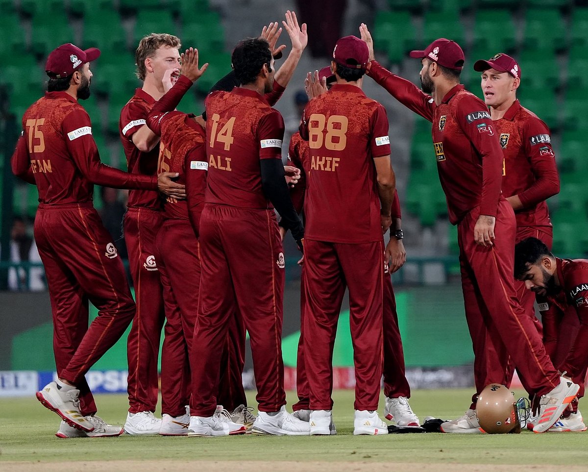 পিএসএলে অদ্ভুত কাণ্ড: সাদা বল হয়ে গেল মেরুন