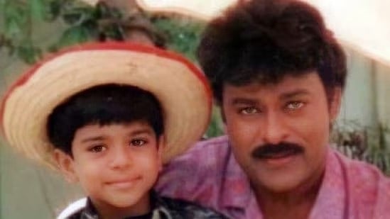 বাবার সঙ্গে থাকা শিশুটি এখন বড় তারকা, ১ হাজার ৩০০ কোটি টাকার মালিক