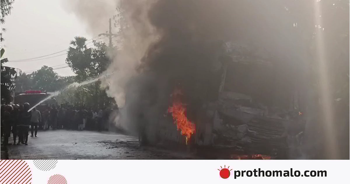 যশোরে চলন্ত বাসে অগ্নিকাণ্ড, অল্পের জন্য রক্ষা পেলেন যাত্রীরা যশোরে চলন্ত বাসে অগ্নিকাণ্ড, অল্পের জন্য রক্ষা পেলেন যাত্রীরা