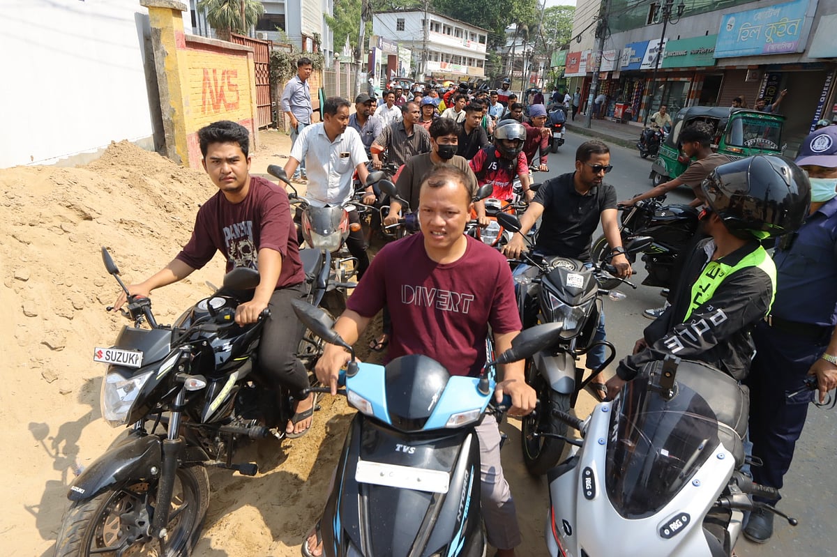 বান্দরবানে পর্যটকের চাপ, জ্বালানি তেল–সংকটে ভোগান্তি