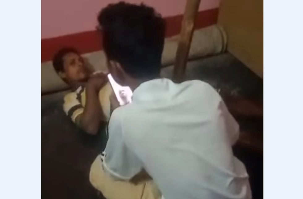 বাড়ি থেকে ধরে নিয়ে ঘরে আটকে রিকশাচালককে পিটিয়ে হত্যা