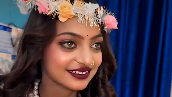 পরিচালকের বিরুদ্ধে যৌন হয়রানির অভিযোগ, কান্নায় ভেঙে পড়লেন নায়িকা